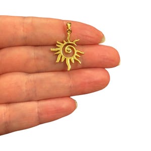Ciondolo a spirale a forma di sole placcato in oro 24 carati – 28 x 20 mm