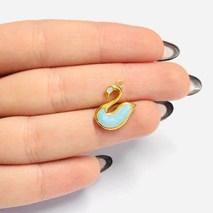 Charm smaltato blu cigno placcato oro 24Kt