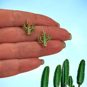 Ciondolo cactus 3D bifacciale con fiore rosa – Ciondolo smaltato verde