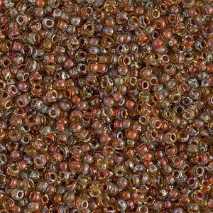 Peut inclure: Gros plan sur un tas de petites perles rondes. Les perles sont un mélange de couleurs marron, ambre et or, avec un aspect légèrement translucide. Les perles sont éparpillées, créant une surface texturée.