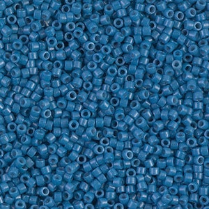 Puede incluir: Una gran cantidad de pequeñas cuentas redondas de vidrio azul. Las cuentas son opacas y tienen un acabado ligeramente iridiscente.