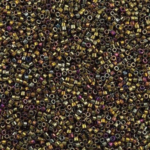Könnte beinhalten: Nahaufnahme einer großen Menge kleiner, runder, metallischer Perlen. Die Perlen sind in einer Mischung aus Gold-, Bronze- und Regenbogenfarben.