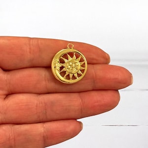 24Kt ゴールド メッキ 太陽と月のペンダント – 天体ラウンド チャーム