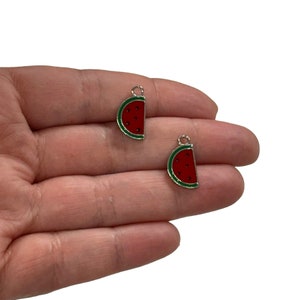 Charms de sandía esmaltados y chapados en rodio, 2 piezas en un paquete