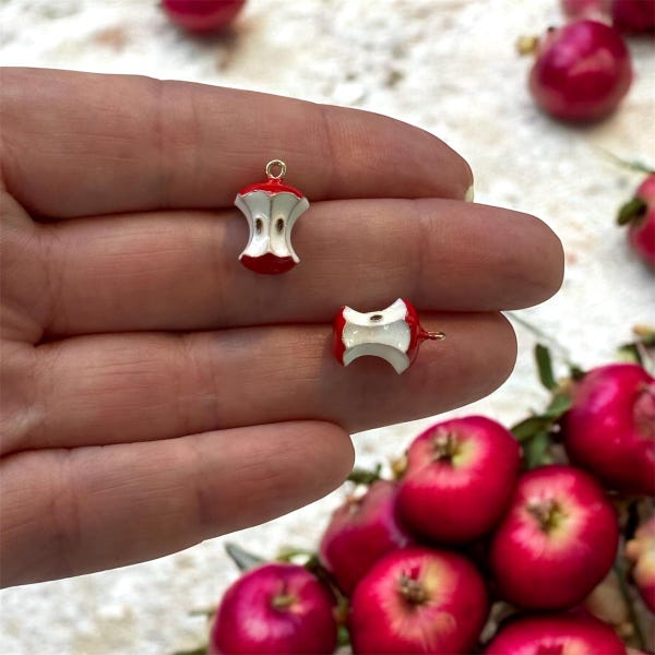 Charm de corazón de manzana roja: Charm de fruta esmaltado con baño de oro de 24 quilates