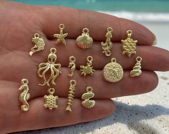 Colección de dijes "Bajo el Mar" bañados en oro de 24 quilates, 14 dijes por paquete