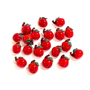 手作りのムラーノガラスの赤いリンゴのチャーム