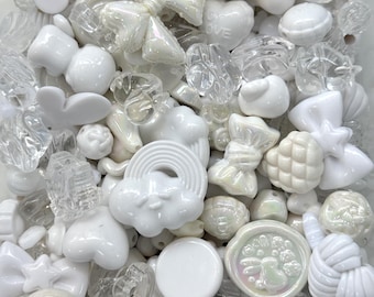 Weiße Perlenmischung – 50 g Verschiedene Schleifen, Blumen und Acryl-Anhänger