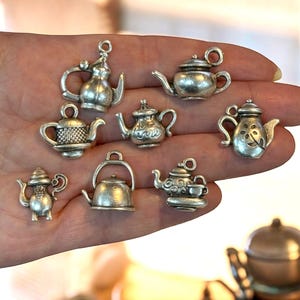 Colección de dijes antiguos para la hora del té bañados en plata, 8 dijes por paquete