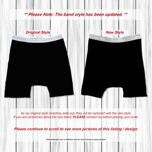 Op de afbeelding: Twee paar zwarte boxershorts met een witte elastische tailleband. De tailleband van het linker paar zegt "HANES" en de tailleband van het rechter paar zegt "HANES". De tekst "Let op: De band stijl is bijgewerkt." staat bovenaan de afbeelding.