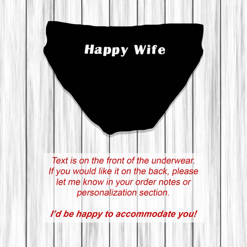 以下が含まれることがあります： 白で「Happy Wife」の文字が入った黒の下着。画像には、リクエストに応じてテキストを背面に配置できることを示す追加のテキストが含まれています。