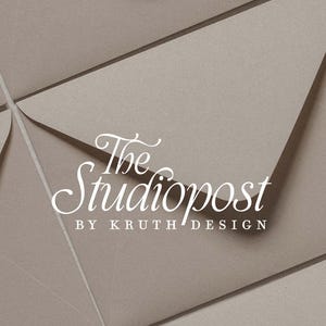 Könnte beinhalten: Nahaufnahme mehrerer beiger Umschläge, die in einem geometrischen Muster angeordnet sind. Der Text "The Studiopost by Kruth Design" wird in weißer, eleganter Schrift über den Umschlägen angezeigt.