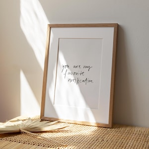 Könnte beinhalten: Ein gerahmter Druck mit dem Text "You are my favorite notification." in schwarzer, kursiv geschriebener Schrift auf weißem Hintergrund.