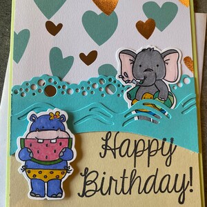 Happy birthday! Hippopotame et éléphant à la plage