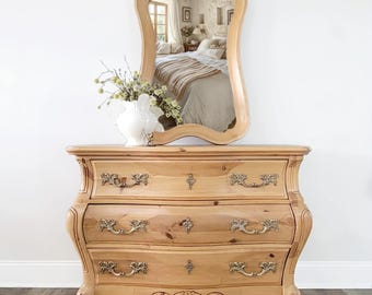 Vintage Pulaski Furniture with mirror, entryway Furniture, dining room, Three drawer French Bombe Dresser