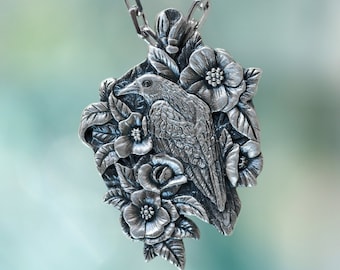 Colgante de cuervo, amuleto floral de cuervo, joyería de aves hecha a mano