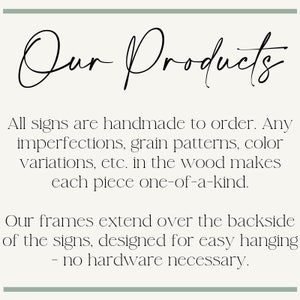 K&ouml;nnte beinhalten: Text, der "Unsere Produkte" in handschriftlicher Schrift lautet. Der Text darunter erkl&auml;rt, dass alle Schilder auf Bestellung handgefertigt werden und dass die Rahmen &uuml;ber die R&uuml;ckseite der Schilder reichen, um sie einfach aufzuh&auml;ngen. Es wird keine Hardware ben&ouml;tigt.