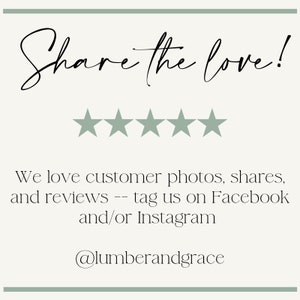 K&ouml;nnte beinhalten: Ein wei&szlig;er Hintergrund mit schwarzer kursivschriftlicher Schrift, die "Share the love!" sagt, mit f&uuml;nf grauen Sternen unter dem Text. Der Text unter den Sternen lautet "We love customer photos, shares, and reviews -- tag us on Facebook and/or Instagram @lumberandgrace"