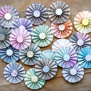 Pegatinas de ventilador de papel - decorativo para scrapbooking - artesanías - invitaciones - hechos a mano a partir de páginas de libros reciclados - rosetas