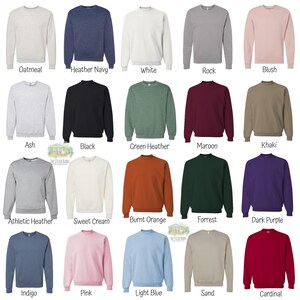 Pu&ograve; includere: Una collezione di 20 felpe con collo a girocollo in vari colori, tra cui avena, blu navy melange, bianco, grigio scuro, rosa chiaro, cenere, nero, verde melange, granata, kaki, grigio melange atletico, crema dolce, arancione bruciato, verde bosco, viola scuro, indaco, rosa, azzurro, sabbia e cardinale.