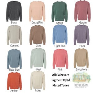 Peut inclure: Un tableau pr&eacute;sentant 14 sweats de diff&eacute;rentes couleurs, tous teints &agrave; la pigmentation dans des tons sourds. Les couleurs sont&nbsp;: Noir, Rose Poudr&eacute;, Vert, Marron, Ciment, Argile, Bleu Clair, Prune, Bleu Ardoise, Sauge, Rose, Gr&egrave;s, Ambre et Ivoire. Le texte "Toutes les couleurs sont teintes &agrave; la pigmentation dans des tons sourds" est en bas du tableau.