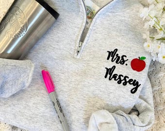 Sweat-shirt enseignant personnalisé - fermeture éclair quart enseignant brodée - pull nom enseignant - sweatshirt Apple enseignant - cadeau enseignant mignon
