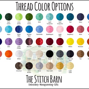 Pu&ograve; includere: Una cartella colori di filo per ricamo, con oltre 50 colori diversi mostrati in cerchi. I colori sono organizzati per famiglia di colori, con i nomi elencati sotto ogni colore. La cartella &egrave; intitolata "THREAD COLOR OPTIONS" e "THE STITCH BARN" con il motto "Embroidery - Monogramming - Gifts".