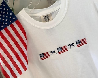 T-shirt drapeau américain et petit nœud - T-shirt patriotique avec nœud délicat - T-shirt brodé couleurs confort du 4 juillet - Vêtements de la fête du Travail