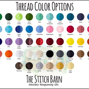 Puede incluir: Una tabla de colores de hilo para bordar, con m&aacute;s de 50 colores diferentes mostrados en c&iacute;rculos. Los colores est&aacute;n organizados por familia de colores, con los nombres debajo de cada color. La tabla tiene el t&iacute;tulo "THREAD COLOR OPTIONS" y "THE STITCH BARN" con el lema "Embroidery - Monogramming - Gifts".