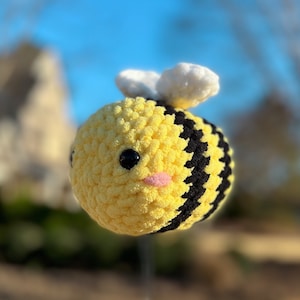 Chunky crochet bee amigurumi