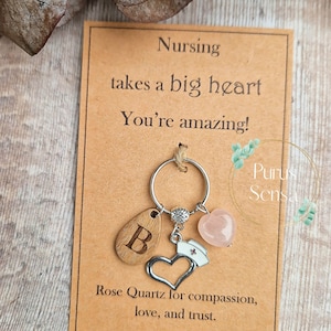 Regalo personalizzato per infermiere. Portachiavi per infermiere con autentico cristallo di quarzo rosa. Regalo per infermiere. Grazie. Congratulazioni.