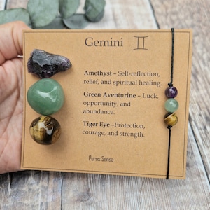 Gemini Kristall Set. Zwillinge Geschenk. Kristall Geschenk für Zwillinge. Sternzeichen Kristalle auf einer beschreibenden Karte. Zwillinge Armband und Kristall Set. Sternzeichen