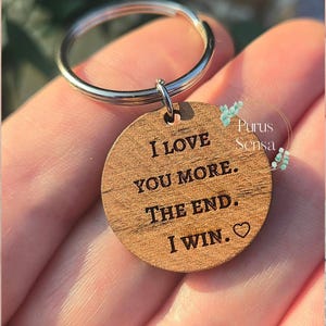 TE AMO MÁS lindo llavero para pareja, amante, esposo, esposa, novio/novia. Divertido regalo novedoso grabado. Regalo de San Valentín, cumpleaños