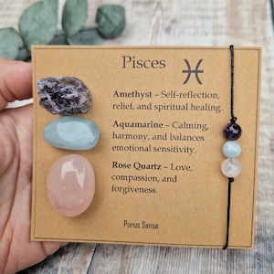 FISCHE-Kristall-Set. Fische-Geschenk. Kristallgeschenk für Fische. Sternzeichen-Kristall auf einer beschreibenden Karte. Fische-Armband und Kristall-Set.