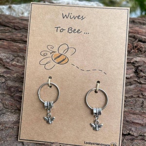 Mrs & Mrs lgbt Verlobungsgeschenk. Wives to bee niedliche lesbische Hochzeit Schlüsselanhänger auf Karte