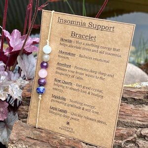 Könnte beinhalten: Insomnie-Support-Armband mit Howlith-, Mondstein-, Amethyst-, Rosenquarz-, Lepidolith- und Lapislazuli-Perlen. Das Armband ist aus natürlichen Steinen gefertigt und soll Entspannung und Schlaf fördern.