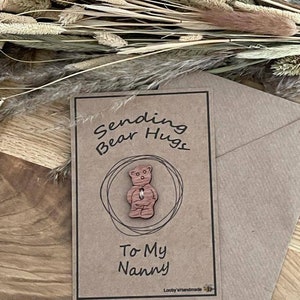 Câlin d'ours Câlin de poche Câlins d'ours à ma nounou nan grand-père tante papa oncle soeur frère tu me manques carte cadeau souvenir recycler bouton en bois