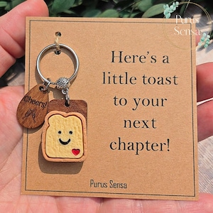 PROSSIMO CAPITOLO regalo per un nuovo capitolo. Divertente portachiavi originale a forma di toast per le celebrazioni. Regalo di congratulazioni. Nuovo inizio. Laurea.