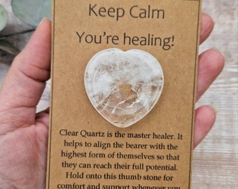 Può includere: Un biglietto marrone con il testo "Keep Calm You're Healing!" e un cristallo di quarzo trasparente a forma di cuore. Il biglietto include anche il testo "Clear Quartz is the master healer. It helps to align the bearer with the highest form of themselves so that they can reach their full potential. Hold onto this thumb stone for comfort and support whenever you need it. Purus Sensa."