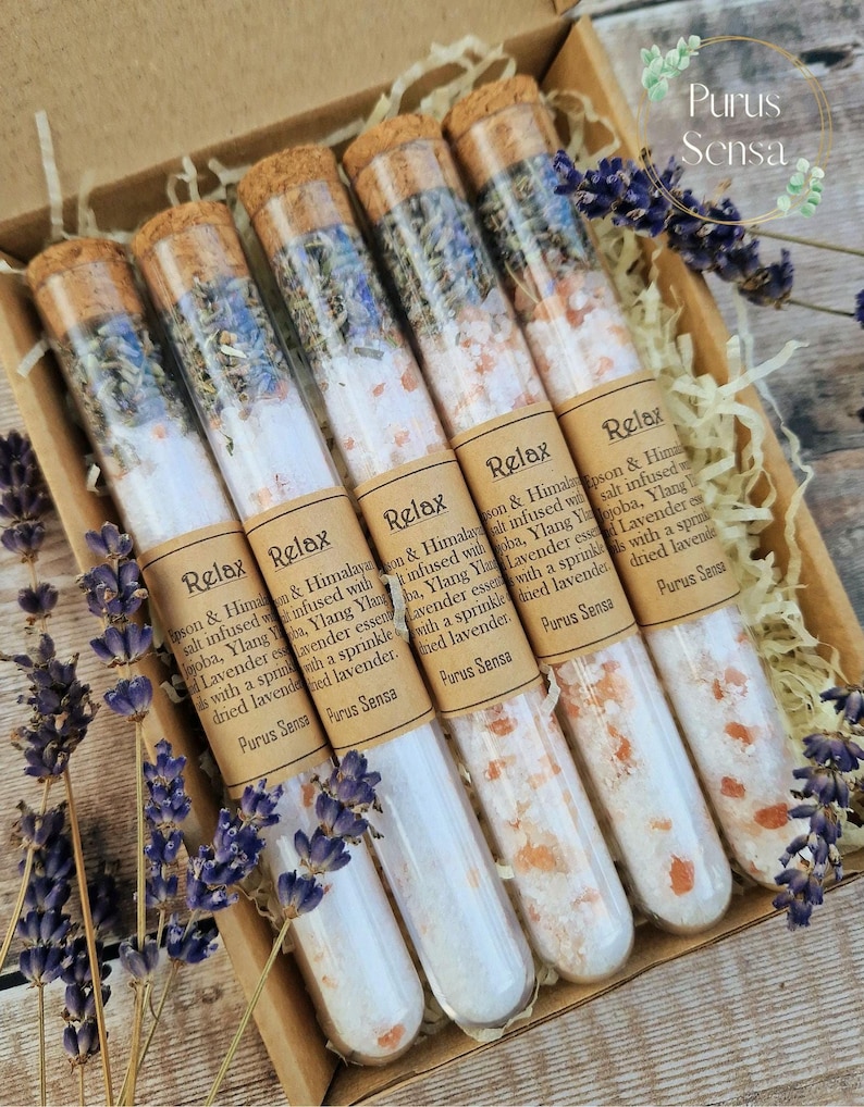 Pu&ograve; includere: Sei provette di vetro riempite con sali da bagno e fiori di lavanda essiccati. Le provette sono etichettate con "Relax" e "Purus Sensa".