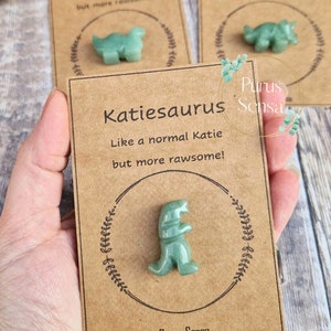 Presente personalizado de dinossauro. Cristal Dinossauro genuíno em um cartão-presente personalizado para ele/ela. Amizade dinossauro / aniversário