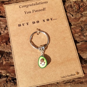 Gefeliciteerd met het behalen van het rijexamen als cadeau-sleutelhanger. Pass Gift, Grappig, Schattig, Geslaagd Rijexamen, Avocado Woordspeling Kaart Gefeliciteerd, Goed gedaan Nieuwigheid