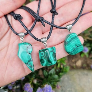Collana in malachite autentica e naturale. Collana in malachite. Collana in malachite con cordino regolabile