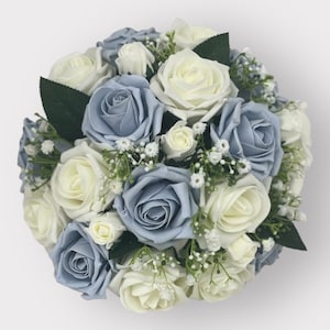 Op de afbeelding: Een bruidsboeket met witte en lichtblauwe rozen en baby's breath.