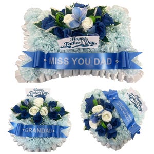 Könnte beinhalten: Drei Blumenarrangements in Blau und Weiß. Das größte hat ein Banner mit der Aufschrift "MISS YOU DAD" und ein "Happy Father's Day"-Schild. Die anderen sagen "GRANDAD" und "YOU ARE ALWAYS IN OUR HEARTS".