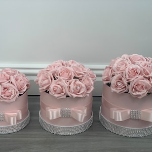 Sombrereras de flores artificiales rosas con pedrería. Regalo de boda, Navidad y Día de la Madre.