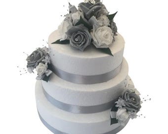Adorno para tarta de boda con flores y ramo de mariposas