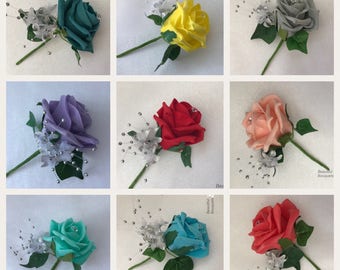 Bruiloft enkel knoopsgat met kristallen pin in de roos en toegevoegde zilveren baby's adem bloemtakken corsage bruidegomgasten