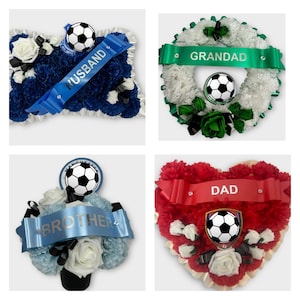 Könnte beinhalten: Vier verschiedene Blumenarrangements mit einem Fußball und einem Band. Die Bänder tragen die Worte "Husband", "Grandad", "Dad" und "Brother".