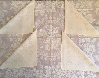 Beautiful Vintage Tablecloth With 4 Napkins